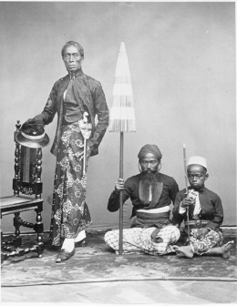 Bangsawan Jawa dengan dua pelayannya. Dok. Tropenmuseum 