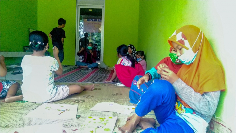 Mahasiswa KKN-T MBKM UNISRI Surakarta dampingi anak-anak dalam membuat strap masker (Dokpri)