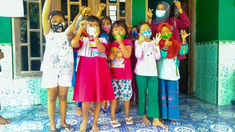 Hasil kreativitas anak-anak dalam membuat strap masker di dampingi oleh Mahasiswa KKN-T MBKM UNISRI Surakarta (dokpri)