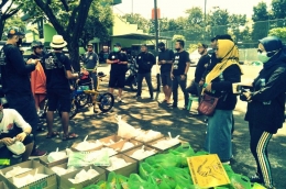 Persiapan Komunitas Pesepeda Membagikan Sembako. Foto dok. : Norch Bdg