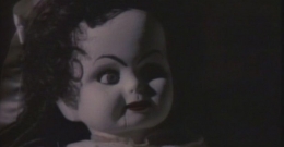 Boneka ini mengerikan | sumber: wickedhorror.com 