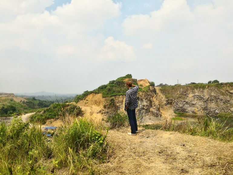 Foto Penulis di salah satu lubang tambang yang tidak direklamasi di kawasan Rumpin, Kabupaten Bogor cr: Tito