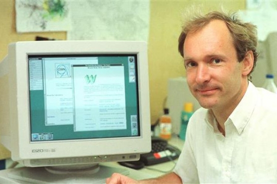 Tim Berners Lee menciptakan World Wide Web ketika bekerja di CERN. Sumber : Kompas
