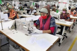 Buruh wanita sedang bekerja di pabrik garmen, Bangladesh. Tahun 2020 Bangladesh mengekspor garmen senilai $28 miliar. | Sumber: fashionunited.uk/news