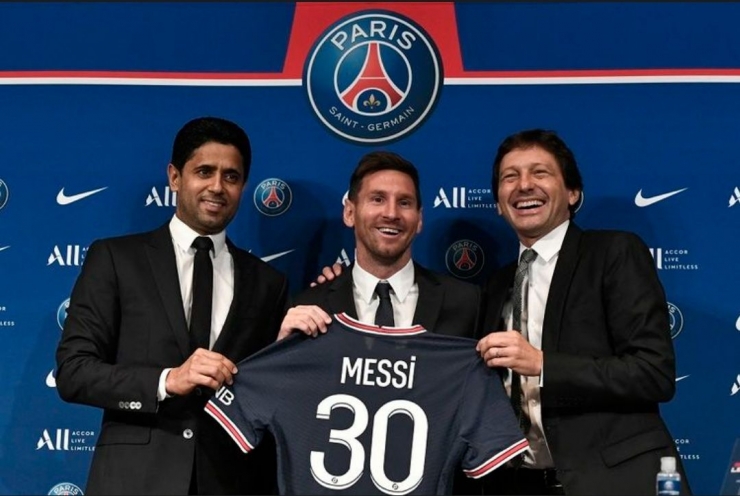 Lionel Messi bersama Nesser Al-Khelaifi dan Direktur Olahraga PSG Leonardo Nascimento de Araujo, Foto: AFP/STEPHANE DE SAKUTIN via Kompas.com