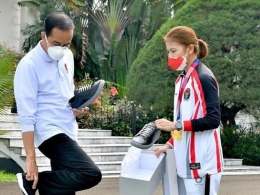 Presiden Joko Widodo mencoba sneakers yang ditawarkan Greysia Polii: Instagram/jokowi 