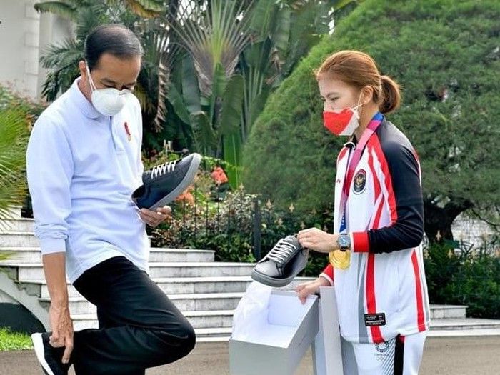 Presiden Joko Widodo mencoba sneakers yang ditawarkan Greysia Polii: Instagram/jokowi 