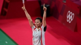 Ekspresi Greysia Polii usai memenangi partai final ganda putri bulutangkis Olimpiade Tokyo bersama Apriyani Rahayu. [Pedro PARDO / AFP]