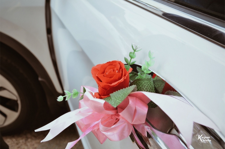 Mobil pengantin yg telah dihiasi adalah salah satu detail cantik yg bisa ditemui di acara pernikahan. (Sumber: Dok. Pribadi | Foto oleh Kazena Krista)