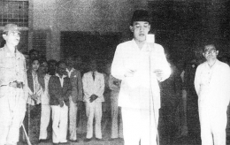 Soekarno tengah membacakan Proklamasi Kemerdekaan RI pada tanggal 17 Agustus 1945 di Jalan Pengangsaan Timur No. 56 Jakarta. Via: Wikipedia.org