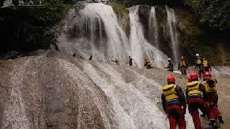 Setelah keluar dari Goa, pengunjung dapat menikmati air terjun I sumber foto : investor.id