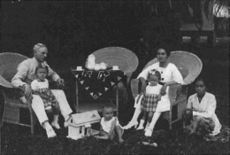 Seorang asisten rumah tangga zaman kolonial Belanda (kanan bawah) berfoto bersama ndoro-nya 'majikan'. Foto: Koninklijk Instituut voor de Tropen