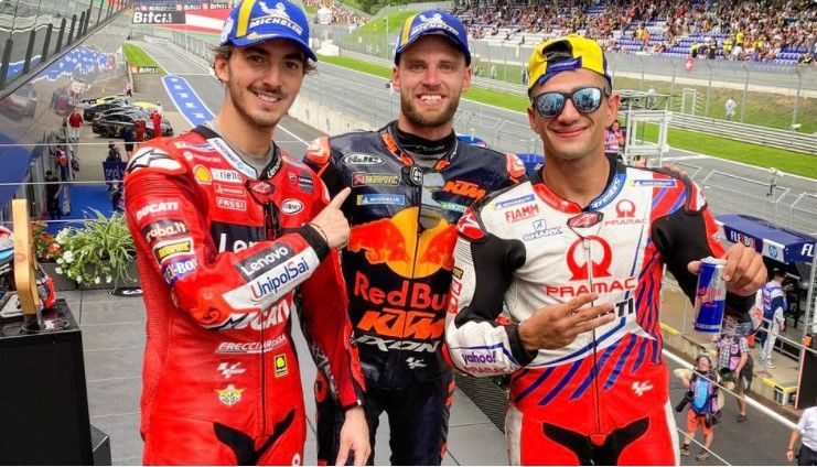 Brad Binder (tengah) di antara para peraih podium MotoGP Austria 2021:https://twitter.com/MotoGP