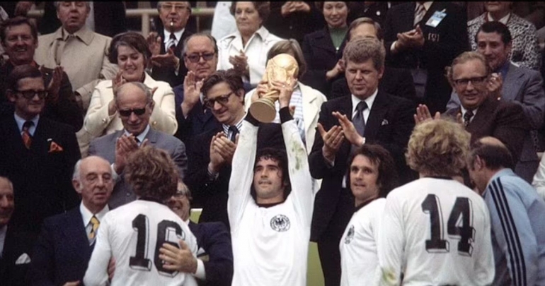 Gerd Muller dan trofi Piala Dunia 1974: Dailymail.co.uk