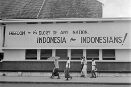 Grafiti kemerdekaan Indonesia di tembok gedung Nederlands-Indisch Handelsbank (Nederlands Fotomuseum/Cas Oorthyus)