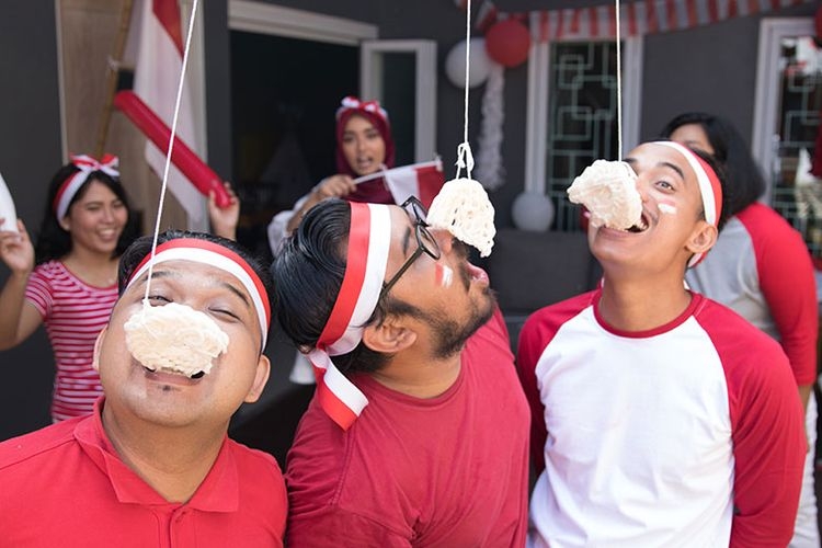 Ilustrasi rayakan hari kemerdekaan dengan adakan lomba makan kerupuk di rumah. Sumber: Shutterstock via Kompas.com