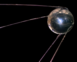 Replika Sputnik 1. Sumber: https://en.wikipedia.org/wiki/File:Sputnik_asm.jpg