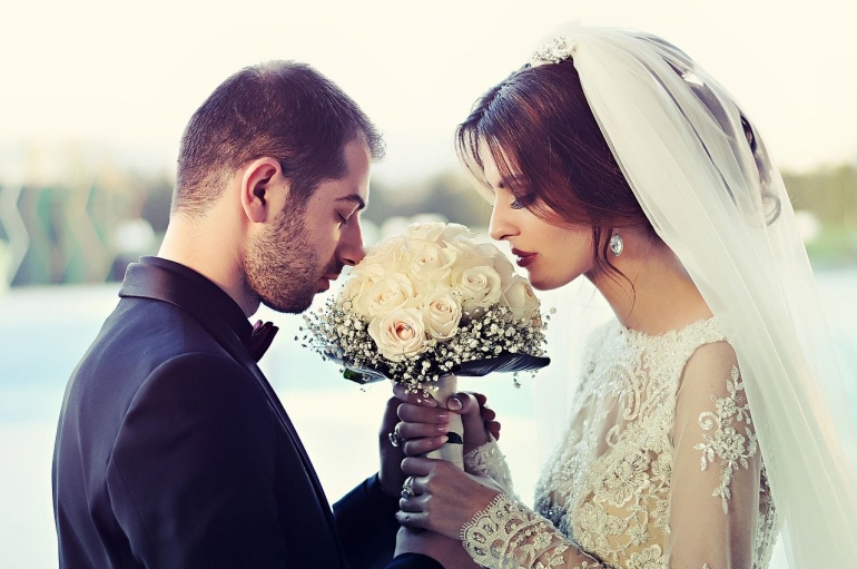 Ilustrasi pasangan menikah. Gambar: vetonethemi dari Pixabay