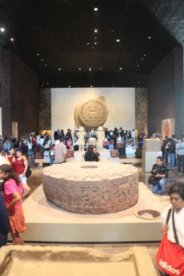 Suasana ruangan yang berisi kalender Aztec yang meramalkan tahun 2012 akan kiamat,sangat ramai pengunjung sampai berjubel/dok pribadi