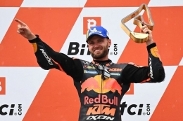 Brad Binder, merayakan kemenangan di MotoGP Austria (JOE KLAMAR/via Kompas.com)