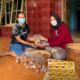 Pembaruan kemasan lama yang konvensional menjadi kemasan baru yang modern bersama Ibu Widiastutik Ketua Kelompok pengrajin gula kelapa alami (Dokpri)
