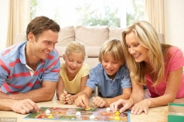 Asyiknya Main Monopoli Bersama Keluarga. Sumber Okezonea Keluarga. Sumber Okezone