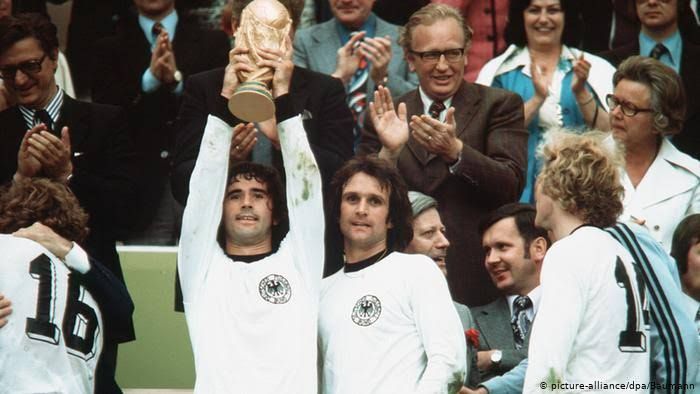 Gerd Muller mengangkat trofi Piala Dunia 1974 (DW.com)