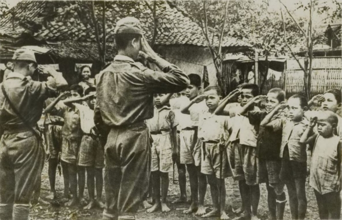 Anak-anak kecil belajar menghormati tentara Jepang, 1943-1945 (sumber: Leiden Universiteit KITLV)