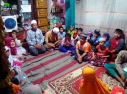 Setiap bakda magrib Mas Tanji membimbing anak-anak di lingkungan rumahnya belajar mengaji (Foto koleksi Muhamad Nurtanji)