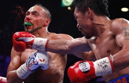 Manny Pacquiao menghancurkan Keith Thurman. foto John Locher / Associated Press