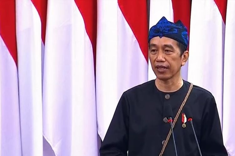 Presiden Joko Widodo mengenakan pakaian adat orang Kanekes atau Suku Badui saat menyampaikan pidato kenegaraan dalam Sidang Bersama DPD dan DPR, Senin (16/8/2021).(Sumber: YouTube/Sekretariat Presiden via Kompas.com)