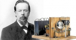 Alexander Popov dan radionya. Sumber: https://guyanachronicle.com/2014/09/13/alexander-popov-inventor-of-the-radio/