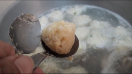 Bulatkan adonan dengan dua sendok, kemudian rebus dalam air mendidih. Biarkan mengapung, tanda bola rambutan telah matang. | Foto: Wahyu Sapta.