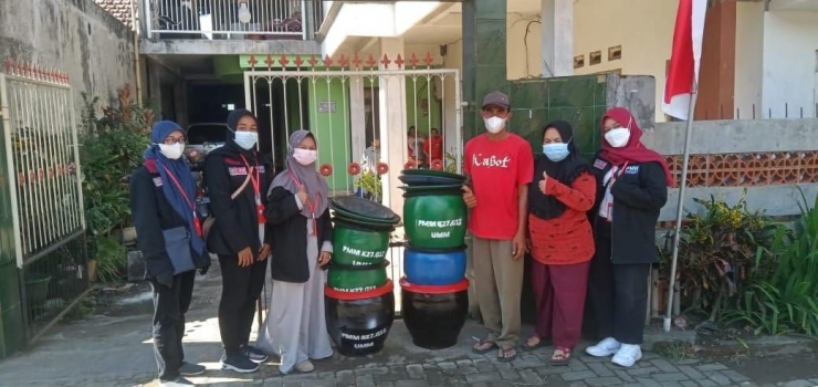 Penyerahan Tempat Sampah Kepada RW dan Istri Kepala Dusun Ketangi/Dokpri