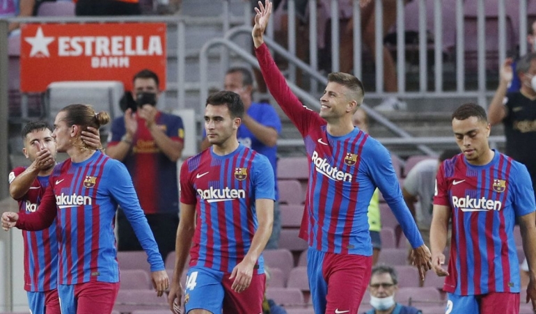 Pemain Barcelona merayakan gol ke gawang Real Sociedad. (via today.in-24.com)