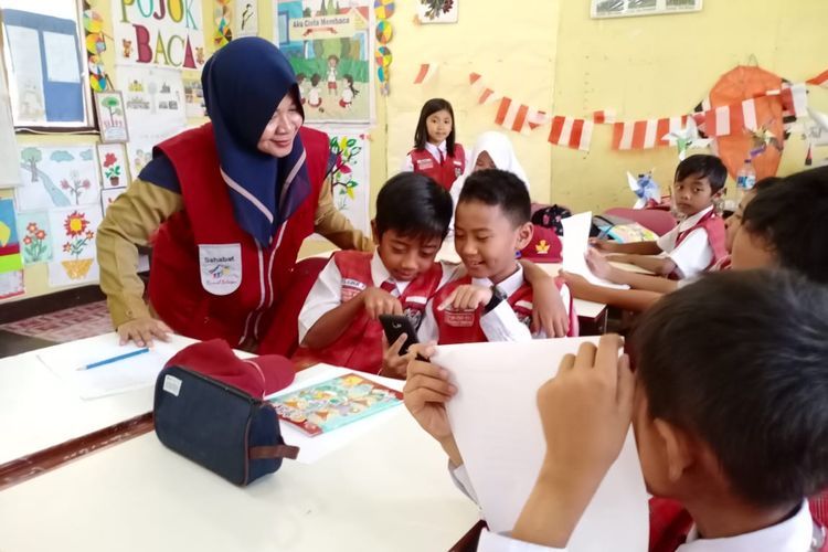 Guru SDN 027 Tenggarong Seberang, Kutai Kartanegara, Kalimantan Timur dalam proses pembelajaran inovatif. DOK. TANOTO FOUNDATION/SASHA via KOMPAS