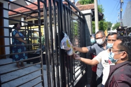 Warga LDII bergotong-royong membagikan daging kurban untuk warga isoman di Semarang. Dok. DPW LDII Jateng
