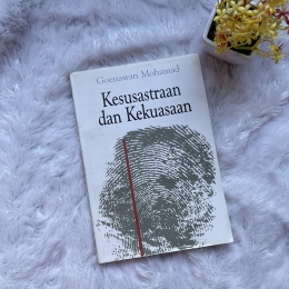 Buku yang berisi tentang perjalanan Sastra di Indonesia, yang berkemelut dengan kekuasaan pemerintah | Dokumentasi Pribadi
