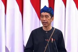 Presiden Joko Widodo mengenakan pakaian adat orang Kanekes atau Suku Badui saat menyampaikan pidato kenegaraan dalam Sidang Bersama DPD dan DPR, Senin (16/8/2021).(YouTube/Sekretariat Presiden) 