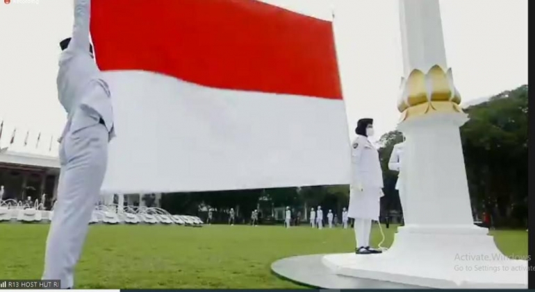 Pengibaran Sang Merah Putih (Tangkapan layar zoom gladi bersih upacara di Istana Negara)
