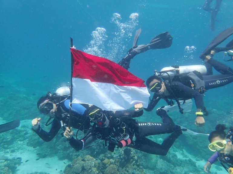 Upacara bendera bawah laut Royal Singosari Villa Karang & Royal Singosari Trawangan, Lombok