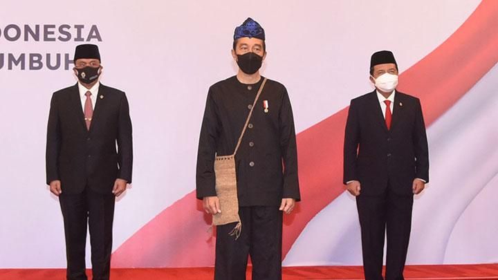 Jokowi mengenakan pakaian adat Suku Baduy dalam sidang DPR 16/8/2021 | Sumber : nasional.tempo.co