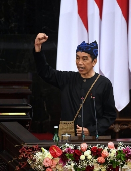 Jokowi dengan pakaian suku adat Baduy saat pidato kenegaraan 2021 | Sumber : facebook.com/Jokowi