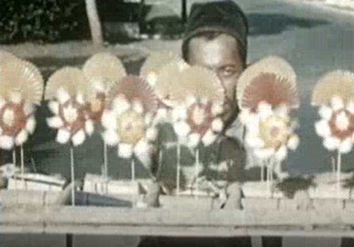 Bapak pedagang keliling (sumber: Internet Archive, Public Domain)