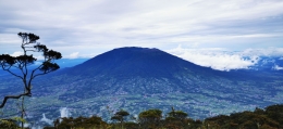 Gunung Marapi dilihat dari puncak gunung Singgalang (Dokumentasi Pribadi)