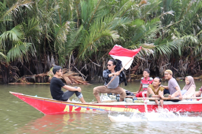 Merayakan rasa merdeka di atas perahu (Foto: Dokpri)