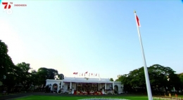 Suasana jelang penurunan bendera di istana negara Jakarta. Screenshot channel Sekretariat Negara. Dokpri