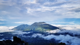 Gunung Singgalang dan Tandikek dilihat dari puncak gunung Marapi (Dokumentasi Pribadi)