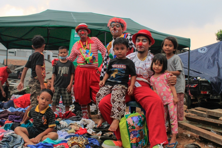 Para Badut bersiap menghibur anak-anak di pengungsian korban pasca kebakaran di Jalan Kemang Utara IX, Jakarta Selatan. (Jonas/Mahasiswa)