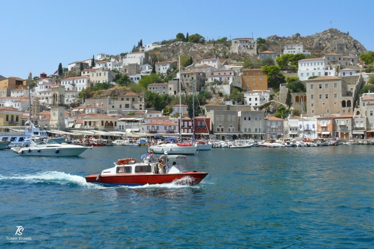 Perahu motor, pulau dan laut. Tiga hal penting dalam kehidupan orang Yunani. Sumber: Dokumentasi pribadi